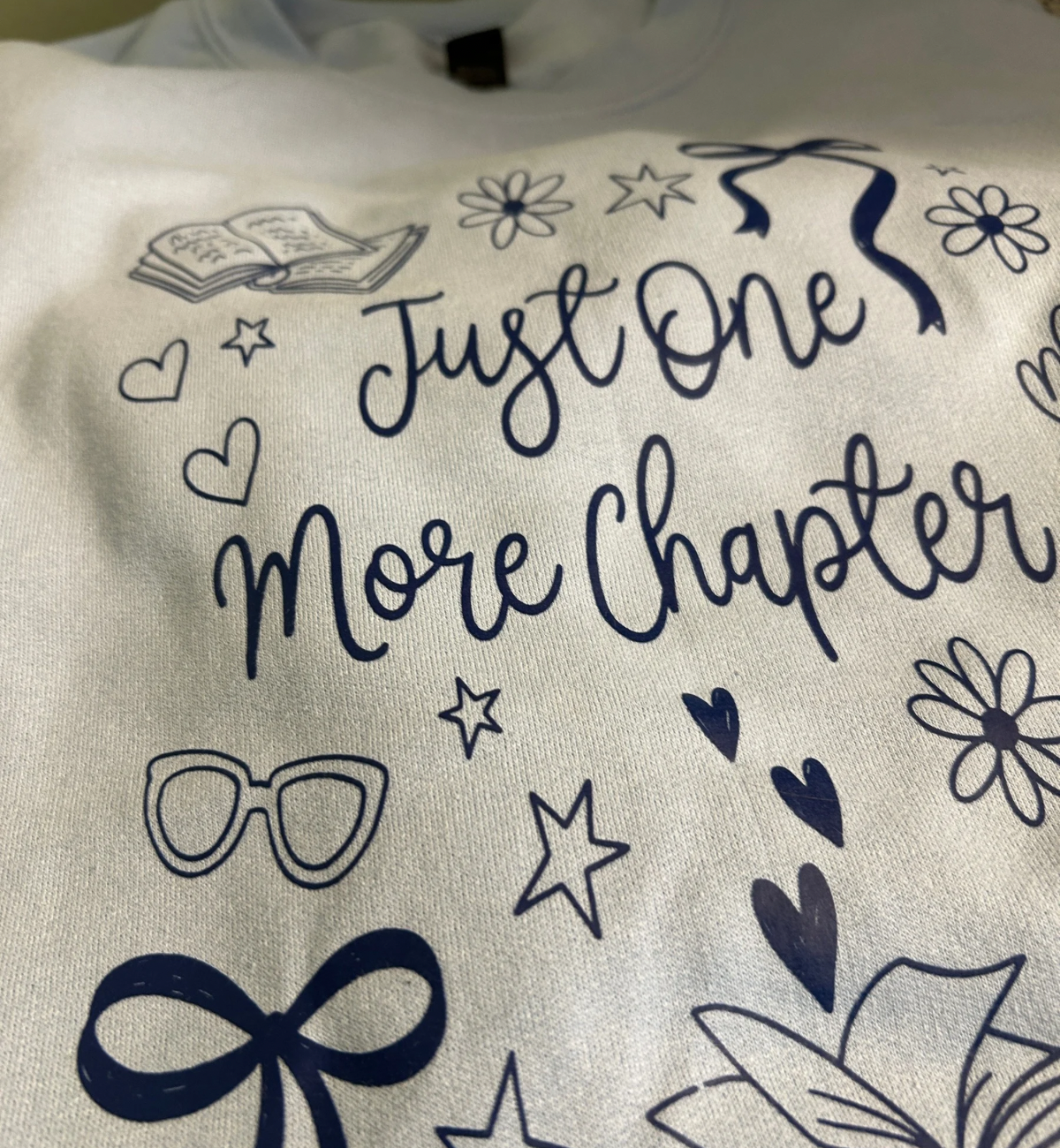 Sweatshirt Just One More Chapter