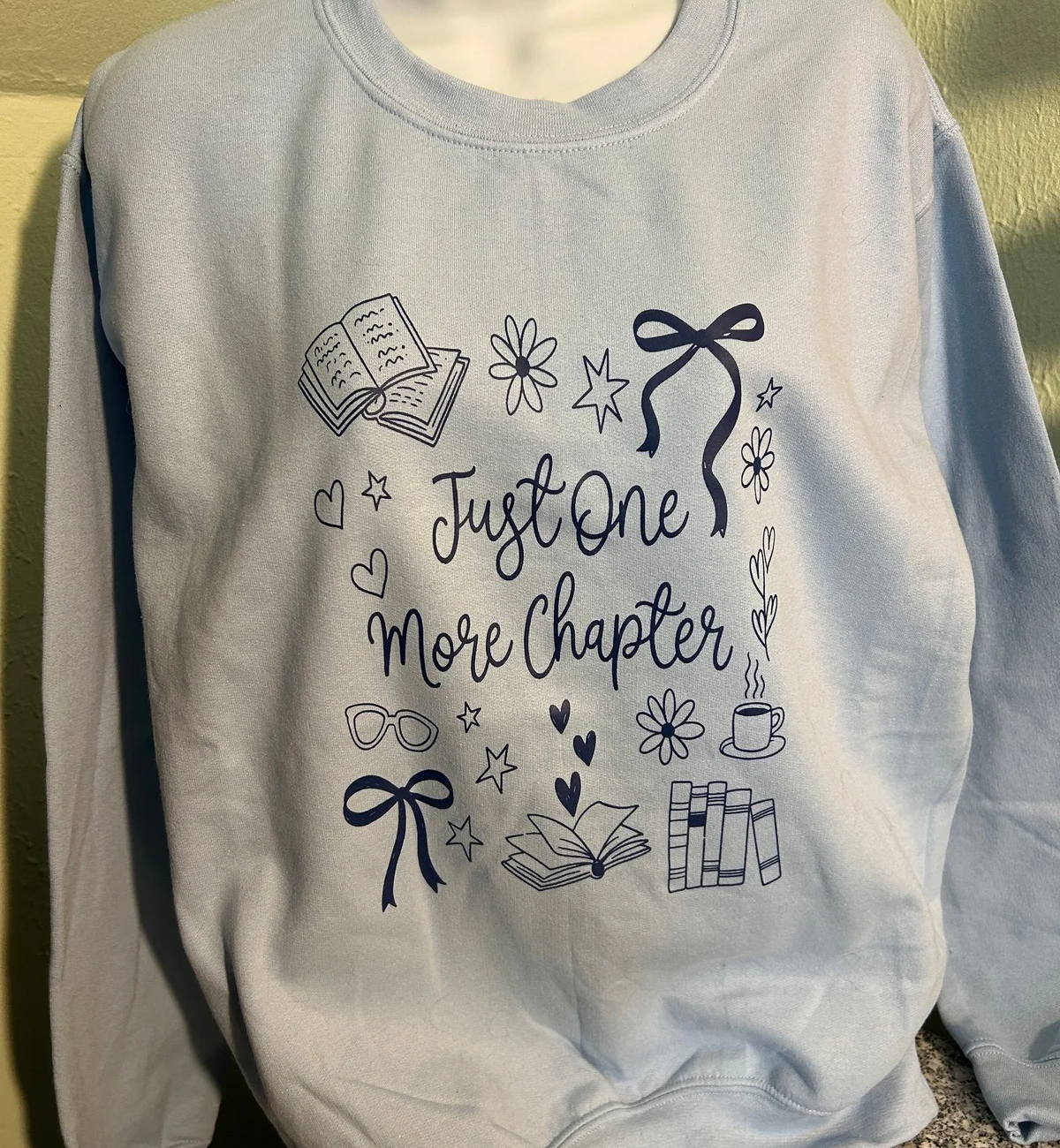 Sweatshirt Just One More Chapter